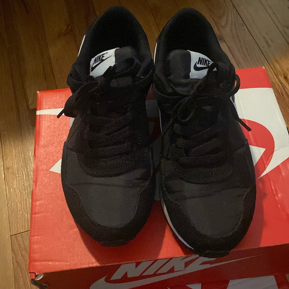 Nike MD Valiant (GS) size 4.5